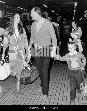 Le major Ronald Ferguson rencontre sa fille Jane Makim et sa famille qui arrive à l'aéroport de Londres Heathrow en juillet 1986 pour le mariage de son autre fille Sarah au prince Andrew. Banque D'Images