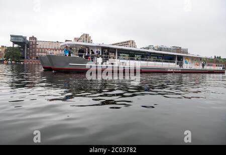 11 juin 2020, Berlin: Le SunCat 120, le premier navire de passagers purement solaire-électrique pour le trafic régulier et affrété sur les eaux de Berlin, traversera la Spree après le baptême du navire par le sénateur berlinois pour l'économie Pop. SolarCircleLine GmbH commence ainsi le développement étape par étape d'une nouvelle flotte de passagers qui s'appuie exclusivement sur des ressources énergétiques écologiques. Selon la compagnie maritime presque tous les quelque 150 navires à passagers qui naviguent actuellement les rivières et les lacs de la capitale sont alimentés par des moteurs diesel. Photo: Bernd von Jutrczenka/dpa Banque D'Images