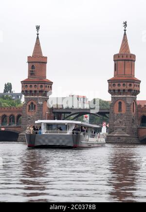 11 juin 2020, Berlin: Le SunCat 120, le premier navire de passagers purement solaire-électrique pour le trafic régulier et affrété sur les eaux de Berlin, traversera la Spree après le baptême du navire par le sénateur berlinois pour l'économie Pop. SolarCircleLine GmbH commence ainsi le développement étape par étape d'une nouvelle flotte de passagers qui s'appuie exclusivement sur des ressources énergétiques écologiques. Selon la compagnie maritime presque tous les quelque 150 navires à passagers qui naviguent actuellement les rivières et les lacs de la capitale sont alimentés par des moteurs diesel. Photo: Bernd von Jutrczenka/dpa Banque D'Images