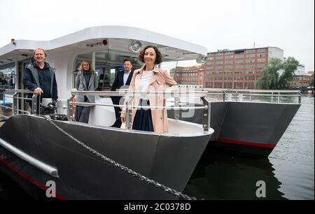 11 juin 2020, Berlin : Tim Schultze (l-r), Directeur général SolarCircleLine, Louise Ahrens, gestion de projet SolarCircleLine, Andreas Behrens (l), Directeur général de Stern und Kreis Schiffahrt, Et Ramona Pop (Bündnis 90/Die Grünen), sénateur de l'économie de Berlin, sont à bord du SunCat 120 après le baptême du premier navire de passagers purement solaire-électrique pour le trafic régulier et charter sur les eaux de Berlin. SolarCircleLine GmbH commence ainsi le développement étape par étape d'une nouvelle flotte de passagers qui s'appuie exclusivement sur des ressources énergétiques écologiques. Selon le Banque D'Images