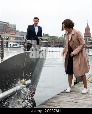 11 juin 2020, Berlin: Ramona Pop (Bündnis 90/Die Grünen), sénateur berlinois de l'économie, baptise le premier navire de passagers purement solaire-électrique pour le trafic régulier et charter sur les eaux de Berlin le SunCat 120, avec Andreas Behrens (l), directeur général de Stern und Kreis Schiffahrt, debout à côté d'elle. SolarCircleLine GmbH commence ainsi le développement étape par étape d'une nouvelle flotte de passagers qui s'appuie exclusivement sur des ressources énergétiques écologiques. Selon la compagnie maritime presque tous les 150 navires de passagers qui naviguent actuellement les rivières et les lacs de la Banque D'Images