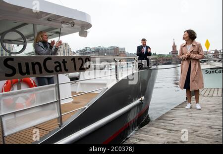 11 juin 2020, Berlin : Ramona Pop (r, Bündnis 90/Die Grünen), sénatrice de l'économie de Berlin, baptise le premier navire de passagers purement solaire-électrique pour le trafic régulier et affrété dans les eaux de Berlin le SunCat 120, avec Andreas Behrens (M), directeur général de Stern und Kreis Schiffahrt, et Louise Ahrens (l), responsable du projet à côté de la ligne de Sollarcleher Circleher. SolarCircleLine GmbH commence ainsi le développement étape par étape d'une nouvelle flotte de passagers qui s'appuie exclusivement sur des ressources énergétiques écologiques. Selon la compagnie de transport maritime presque tous les environ 150 pa Banque D'Images