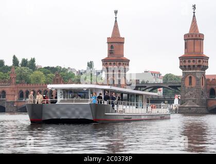 11 juin 2020, Berlin: Le SunCat 120, le premier navire de passagers purement solaire-électrique pour le trafic régulier et affrété sur les eaux de Berlin, traversera la Spree après le baptême du navire par le sénateur berlinois pour l'économie Pop. SolarCircleLine GmbH commence ainsi le développement étape par étape d'une nouvelle flotte de passagers qui s'appuie exclusivement sur des ressources énergétiques écologiques. Selon la compagnie maritime presque tous les quelque 150 navires à passagers qui naviguent actuellement les rivières et les lacs de la capitale sont alimentés par des moteurs diesel. Photo: Bernd von Jutrczenka/dpa Banque D'Images