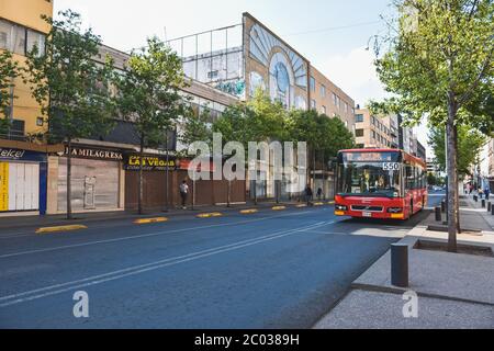 Mexico, Mexique ; avril 26 2020 : système de transport 'Metrobus' circulant dans des rues vides pendant la pandémie Covid 19 au mexique Banque D'Images