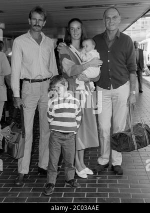 Le major Ronald Ferguson rencontre sa fille Jane Makim et sa famille qui arrive à l'aéroport de Londres Heathrow en juillet 1986 pour le mariage de son autre fille Sarah au prince Andrew. Banque D'Images