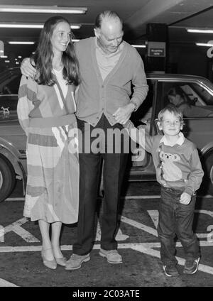 Le major Ronald Ferguson rencontre sa fille Jane Makim et sa famille qui arrive à l'aéroport de Londres Heathrow en juillet 1986 pour le mariage de son autre fille Sarah au prince Andrew. Banque D'Images