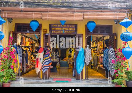 Maison en cachemire, magasin de vêtements et de textiles, rue le Loi, vieille ville, Hoi an, Vietnam, Asie Banque D'Images