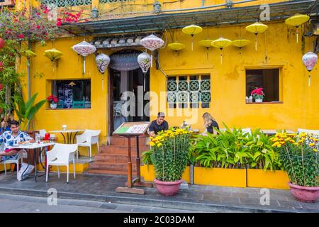 Terrasse de restaurant, Bach Dang, rue au bord de la rivière, vieille ville, Hoi an, Vietnam, Asie Banque D'Images