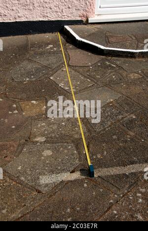 Marqueur pour distance sociale marqué à l'aide d'un jet-washer pour rendre facilement visible ligne propre à la distance recommandée Banque D'Images