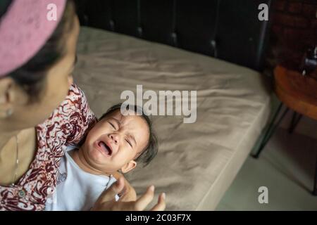 Bebe Asiatique Avec Front Gonfle Apres Etre Tombe Du Lit Photo Stock Alamy Bebe Asiatique Avec Front Gonfle Apres Etre Tombe Du Lit Photo Stock Alamy