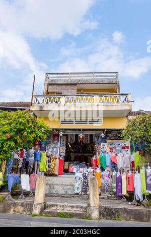 Magasin de vêtements, rue Bach Dang au bord de la rivière, vieille ville, Hoi an, Vietnam, Asie Banque D'Images