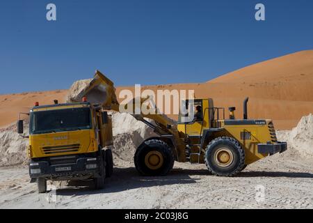 Extraction de gypse d'une carrière dans le désert du Sahara pour la construction de fondations fermes pour une grande installation pétrolière. Banque D'Images