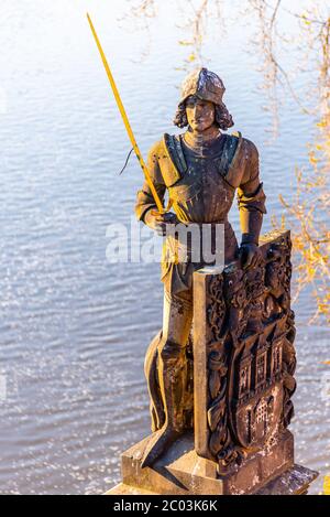 Statue de Bruncvik - légendaire chevalier tchèque - près du pont Charles à Prague, République tchèque. Banque D'Images