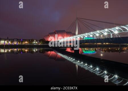 Le Scottish Exhibition Centre (SEC) de Glasgow se reflète dans la rivière Clyde Banque D'Images