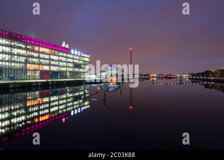 Le bâtiment de la BBC en Écosse à Glasgow se reflète dans la rivière Clyde Banque D'Images