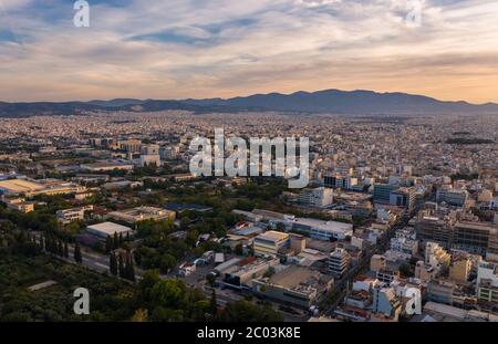 Vue panoramique sur Athènes au lever du soleil avec la vieille ville et l'horizon de l'Acropole Banque D'Images