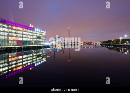 Le bâtiment de la BBC en Écosse à Glasgow se reflète dans la rivière Clyde Banque D'Images