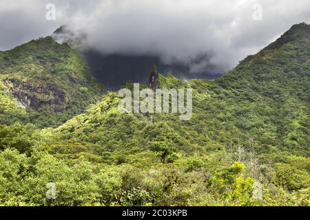 Tahiti. Polynésie. Nuages sur une montagne Banque D'Images