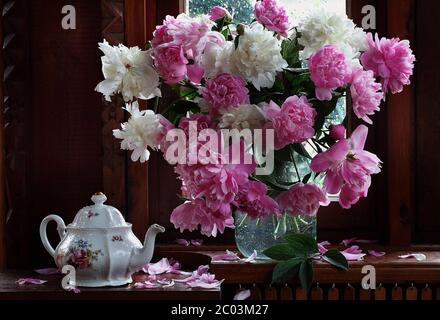 Bouquet de pivoines et théière Banque D'Images