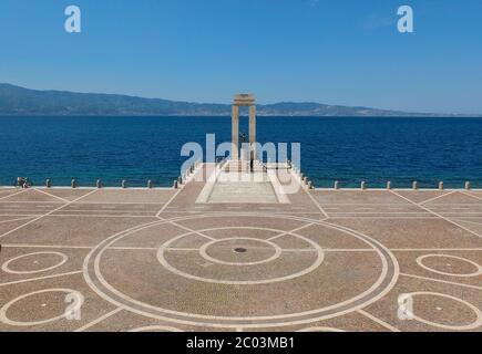 Place et statue de la liberté de Reggio Calabria Banque D'Images