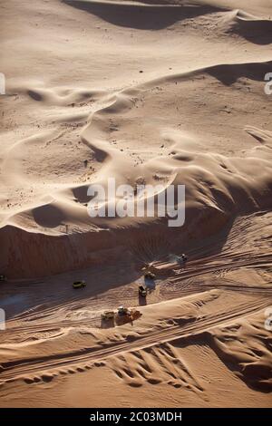 La construction d'une nouvelle piste d'atterrissage pour aider à la mise en place d'une grande installation de pétrole et de gaz dans le désert du Sahara. Banque D'Images