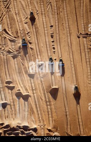 La construction d'une nouvelle piste d'atterrissage pour aider à la mise en place d'une grande installation de pétrole et de gaz dans le désert du Sahara. Banque D'Images