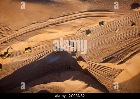 La construction d'une nouvelle piste d'atterrissage pour aider à la mise en place d'une grande installation de pétrole et de gaz dans le désert du Sahara. Banque D'Images