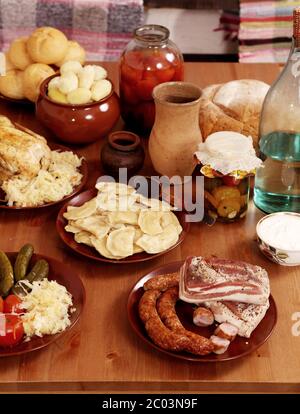 vareniki à la crème aigre, gras salé, saucisse maison Banque D'Images