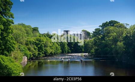 Château de Barnard sur les rives de la rivière Tees à Teesdale, Co. Durham, Royaume-Uni. Banque D'Images