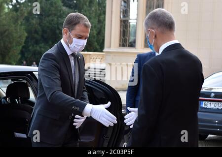 Lednice, République tchèque. 11 juin 2020. Le Premier ministre de la République tchèque Andrej Babis, à droite, souhaite la bienvenue à son homologue slovaque Igor Matovic pour le sommet V4 au château de Lednice, à Lednice, en République tchèque, le 11 juin 2020. La réunion des premiers ministres tchèque, hongrois, polonais et slovaque (V4), organisée par le Premier ministre tchèque Andrej Babis, pour coordonner la position du groupe V4 avant la réunion du Conseil européen. Crédit: Vaclav Salek/CTK photo/Alay Live News Banque D'Images
