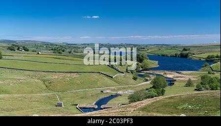 En regardant Baldersdale depuis Balderhead vers les réservoirs de Blackton et de Hury au début de l'été. Co. Durham, Royaume-Uni. Banque D'Images