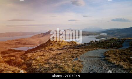 Paysage au coucher du soleil ou au lever du soleil sur l'île de Skye, dans le nord de l'Écosse. Highlands en Écosse, Royaume-Uni. Banque D'Images