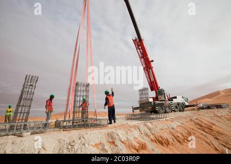 Cadre métallique et coffrage préparés avant le déversement de béton, partie des travaux de construction de fondations pour une grande installation pétrolière dans le désert du Sahara. Banque D'Images