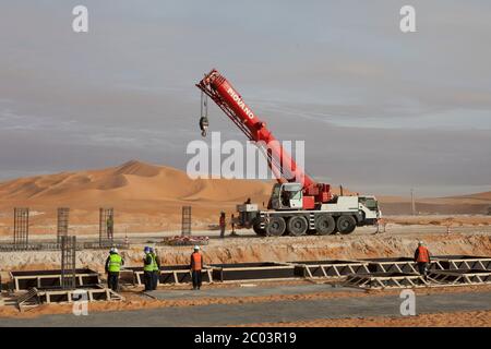 Cadre métallique et coffrage préparés avant le déversement de béton, partie des travaux de construction de fondations pour une grande installation pétrolière dans le désert du Sahara. Banque D'Images