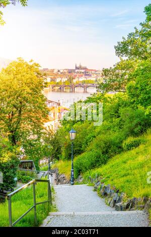 Vue sur Prague depuis Vysehrad avec ponts sur la Vltava, château de Prague en arrière-plan le soir et lanterne en premier plan. Prague. République tchèque. Banque D'Images