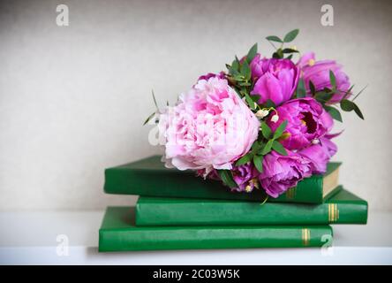 Bouquet de mariage de péonies roses, tulipes et nénuphars de la vallée Banque D'Images