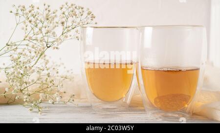 Thé romantique le matin pour les couples. Thé noir dans des tasses en verre ordinaires. Thé chaud dans les tasses à double paroi. Mugs à double paroi Banque D'Images