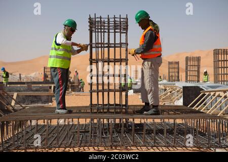 Cadre métallique et coffrage préparés avant le déversement de béton, partie des travaux de construction de fondations pour une grande installation pétrolière dans le désert du Sahara. Banque D'Images