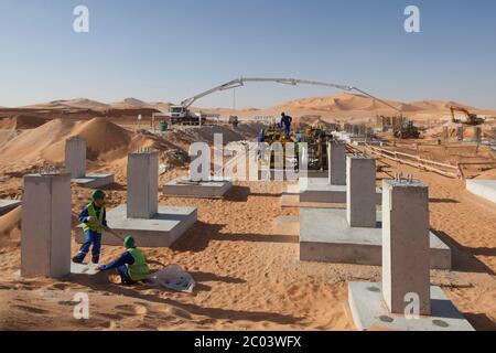 Cadre métallique et coffrage préparés avant le déversement de béton, partie des travaux de construction de fondations pour une grande installation pétrolière dans le désert du Sahara. Banque D'Images