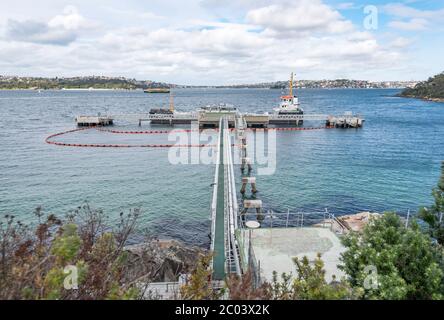 À un point de ravitaillement de navires à Georges Head dans le port de Sydney, en Australie, un navire de soute ravitaillera avant de transporter du carburant vers des navires plus gros Banque D'Images