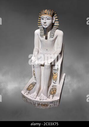 Ancienne statue culte égyptienne d'Amenhoptep I, calcaire, Nouveau Royaume, 19e dynastie, (1292-1190 av. J.-C., Deir el-Medina. Musée égyptien, Turin. Fond gris Banque D'Images