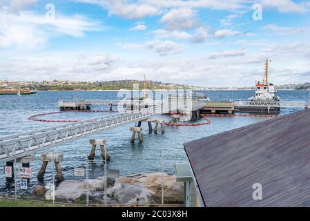 À un point de ravitaillement de navires à Georges Head dans le port de Sydney, en Australie, un navire de soute ravitaillera avant de transporter du carburant vers des navires plus gros Banque D'Images