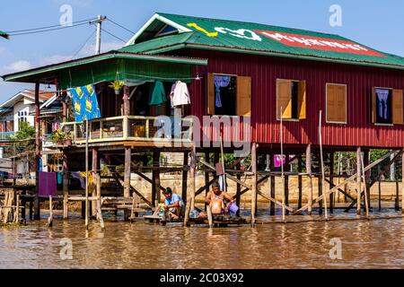 Un village flottant sur le lac Inle, État de Shan, Myanmar. Banque D'Images