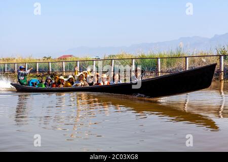 Un groupe de touristes en bateau, lac Inle, État de Shan, Myanmar. Banque D'Images