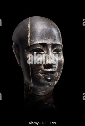 Buste de statue égyptienne antique d'un homme, graanodiorite, période tardive, (722-322 avant JC). Musée égyptien, Turin. Fond gris. Fond noir. Drometti Banque D'Images