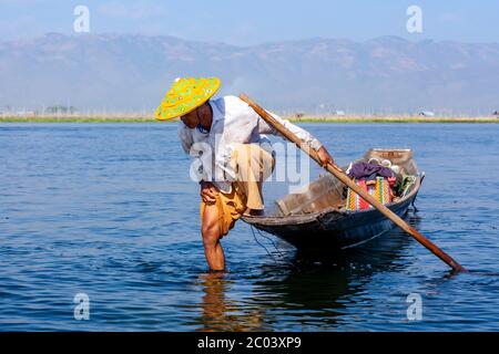 Un pêcheur sur le lac Inle, État de Shan, Myanmar. Banque D'Images