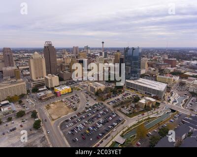 Vue aérienne de la Tour des Amériques et des bâtiments du centre-ville de San Antonio, Texas, Texas, États-Unis. Banque D'Images