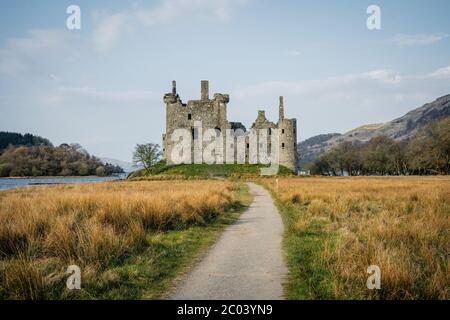 Ruines historiques du château sur un lac matin en Écosse - le château de Kilchurn est une structure en ruines sur une péninsule rocheuse au nord-est Banque D'Images