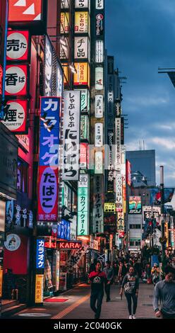 Shinjuku Streets avec panneaux de signalisation au néon (Tokyo, Japon) Banque D'Images