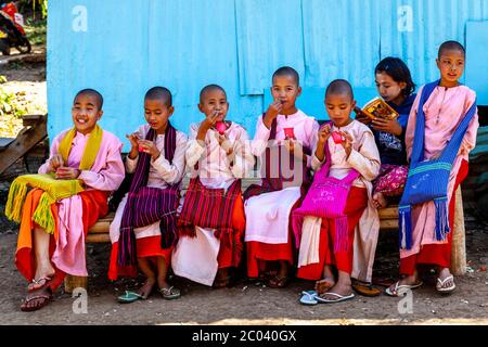 Jeunes Thilashins Eating Ice crèmes à Nyaung Shwe, État de Shan, Myanmar. Banque D'Images